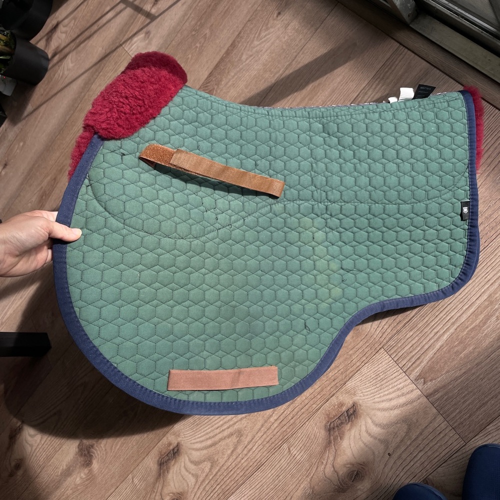 Mattes sheepskin Green Quilted Saddle Pad with burgundy lambskin - Picture 3 of 12